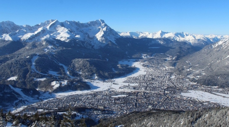 Wintersport in Bayern in het skigebied Zugspitze.